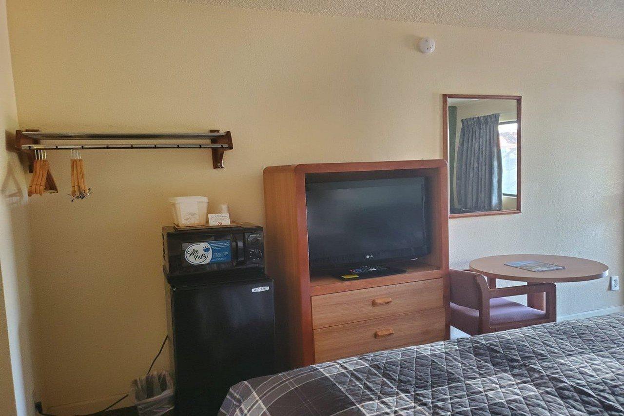 Mission Hotel *