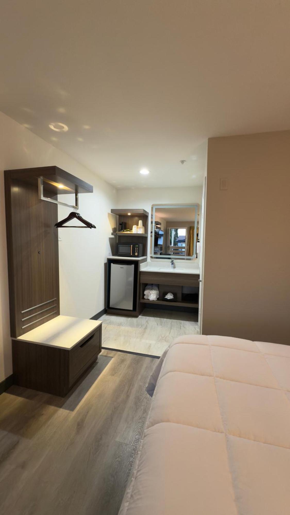 Hotel Mission *